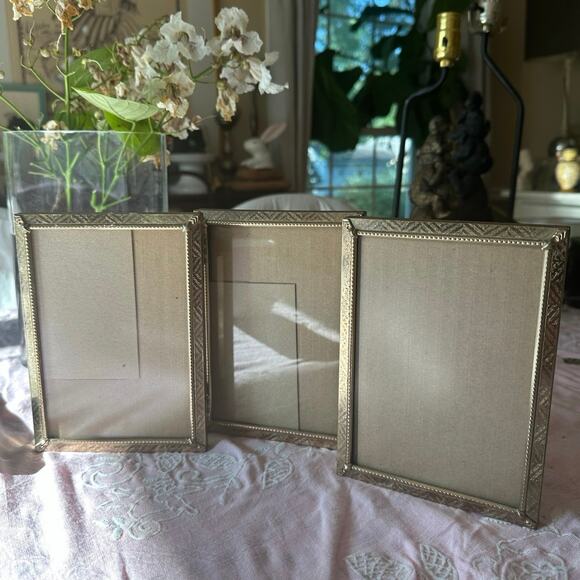 Vintage Picture Frame Gold Tone Metal Tri Fold table top mcm 6 3/4x5” photo - Picture 11 of 12